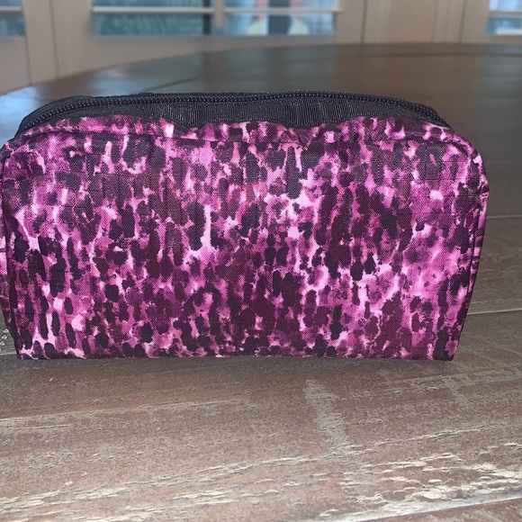 NWOT, Le Sportsac cosmetic/ multi use zip pouch . - Picture 2 of 5